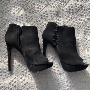Women’s heeled open toe boot